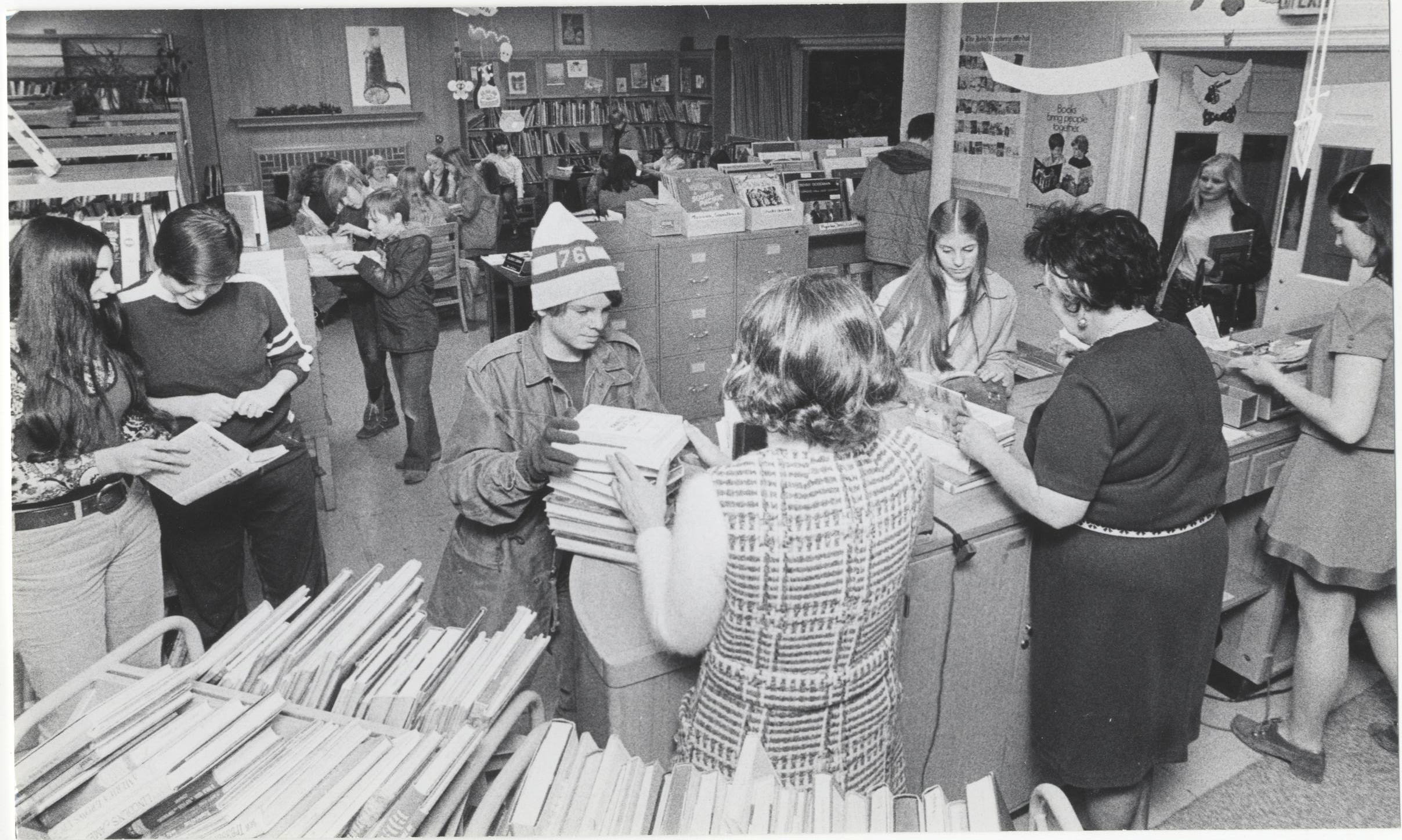 Many people are using the library in this black and white photo